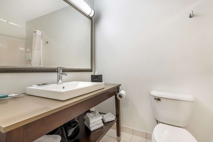 Country Inn & Suites by Radisson Watertown, SD