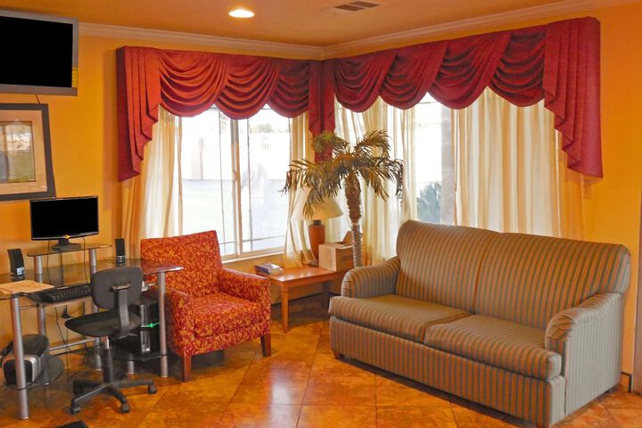 Lounge 22 of 22