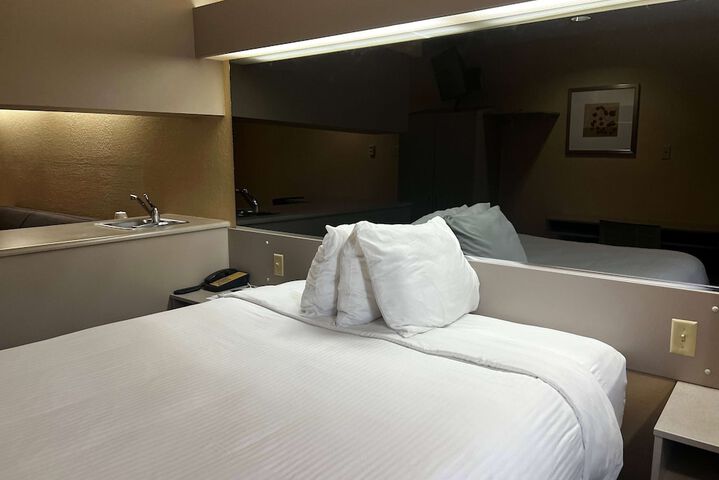 Room 25 of 29