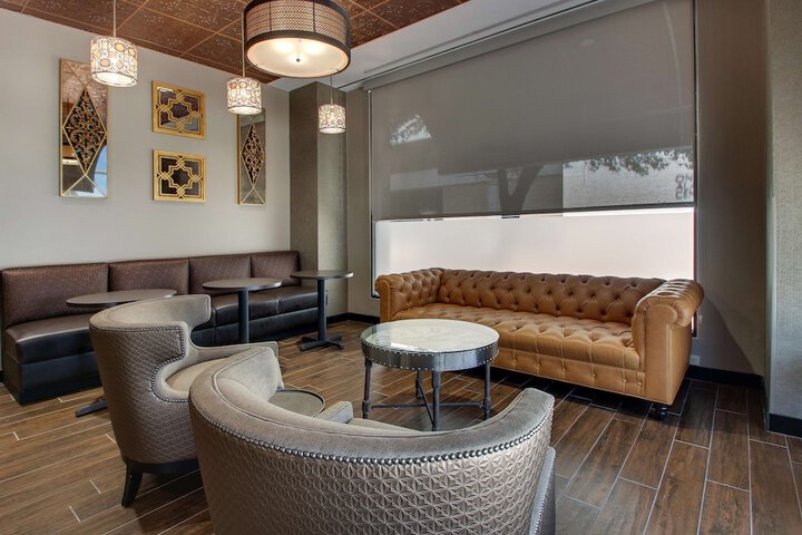 Lounge 162 of 168