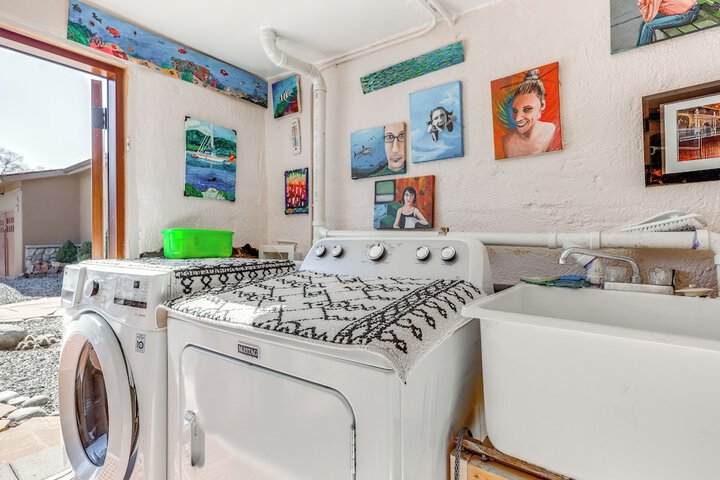 Artsy Studio w / Patio: 25 Mi to Santa Fe