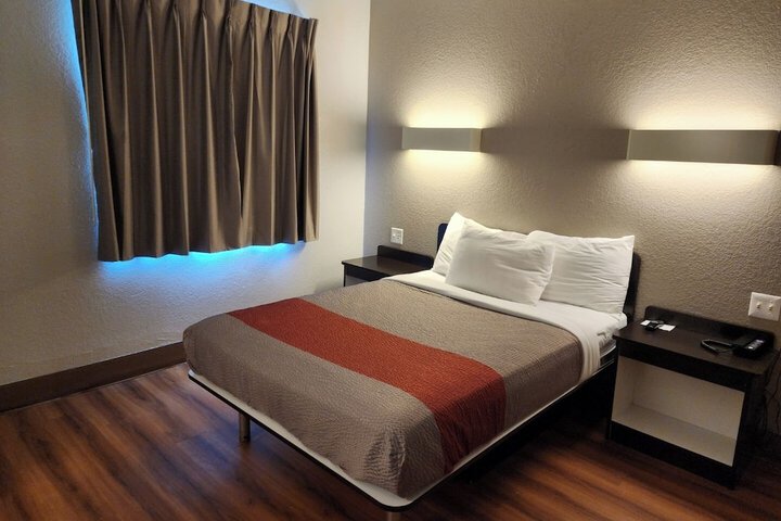 Room 9 of 32