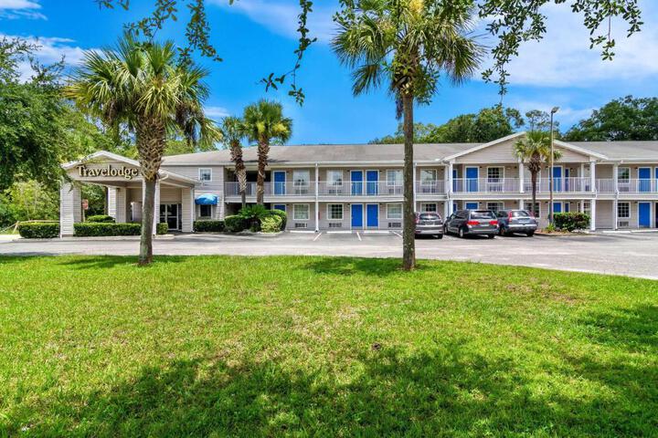 Travelodge Suites by Wyndham MacClenny