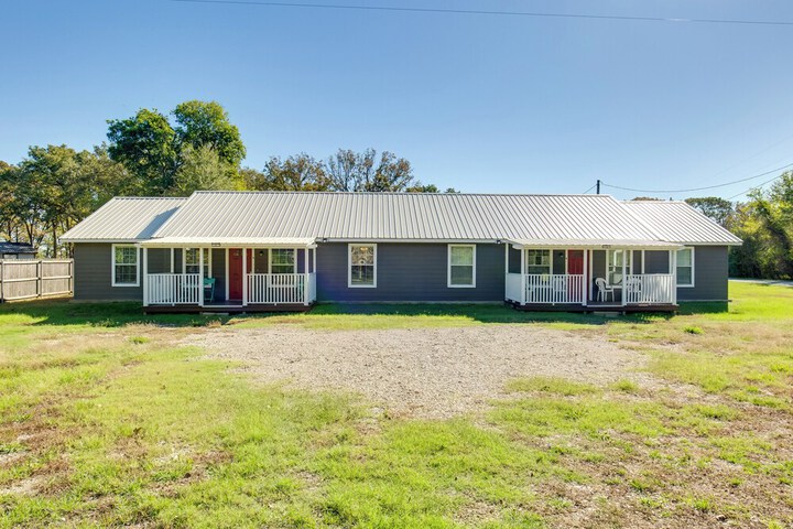 Waterfront Lake Fork Getaway w / Dock Access