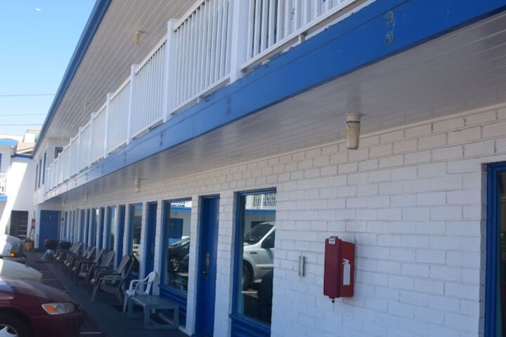 Dolphin Cove Motel