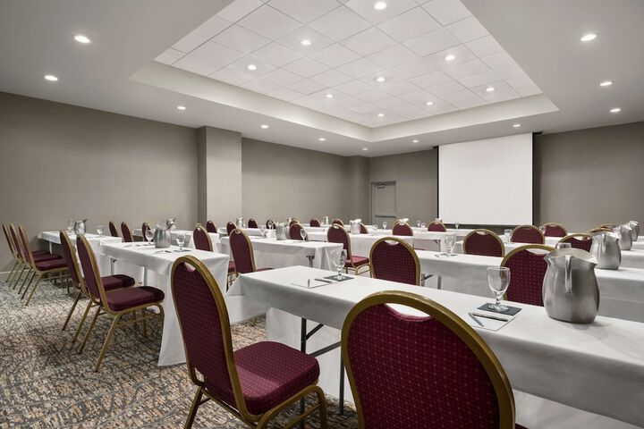 Embassy Suites by Hilton Cleveland Rockside
