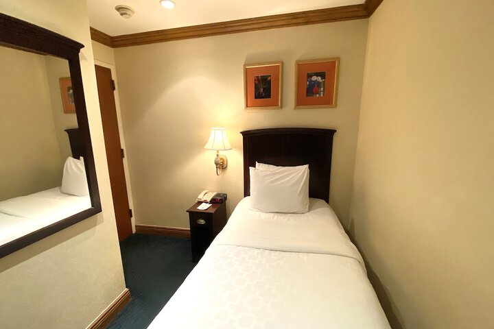 Room 10 of 33