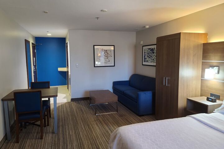 Room 10 of 32