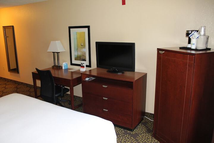 Holiday Inn Express & Suites Starkville by IHG