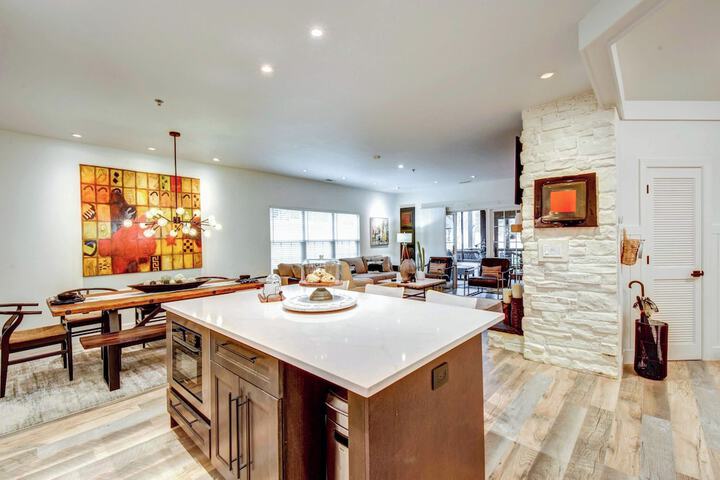 Modern Condo + Golf Course View Near Hiking!