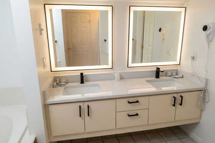 Pointes North Beachfront Hotel – 2 Person Spa Tub Studios
