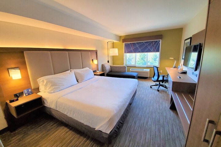 Holiday Inn Express & Suites Seattle North - Lynnwood by IHG