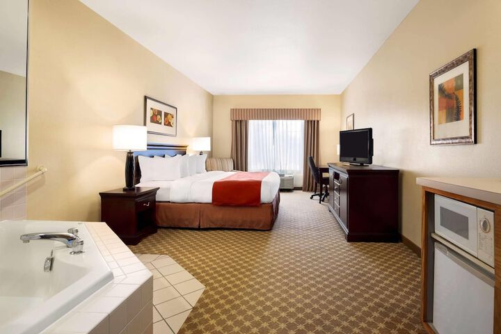 Country Inn & Suites by Radisson Clinton, IA