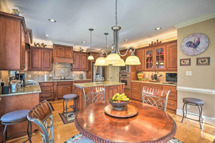 Luxury Estate: Game Room & Pickleball Court