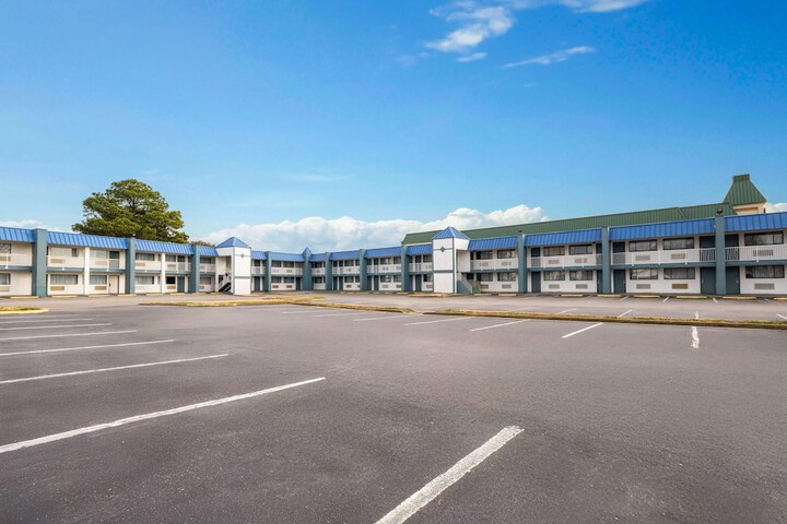 Super 8 by Wyndham Portsmouth - Norfolk