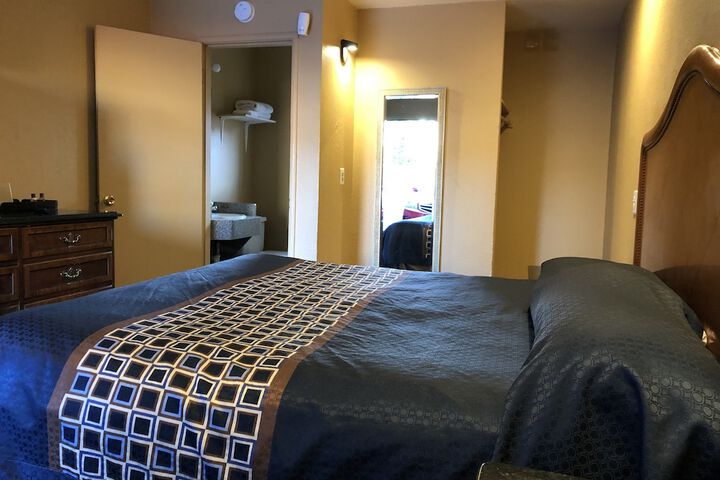 Room 4 of 9