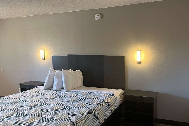 Room 13 of 16