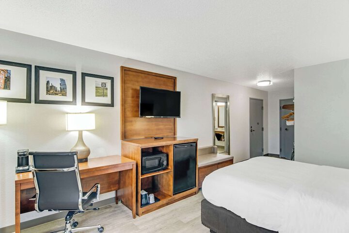 Comfort Suites near I-80 and I-94