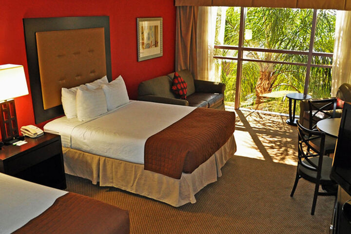 SAWGRASS GRAND HOTEL AND SUITES SPORTS C