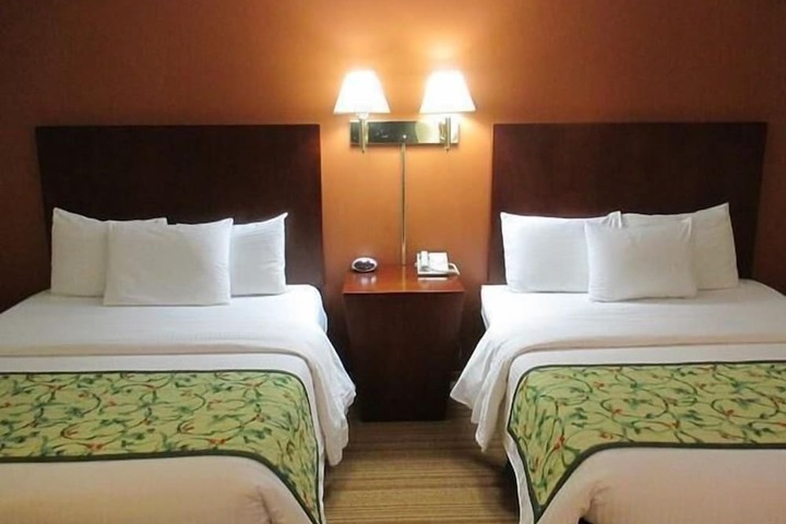 Red Carpet Inn & Suites