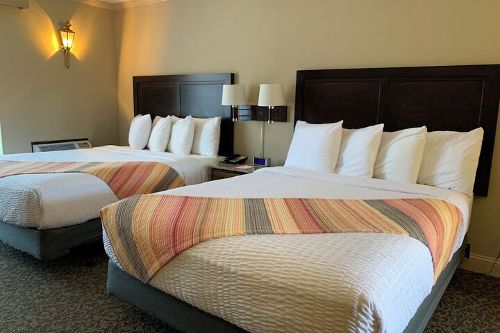 Coachman Inn & Suites