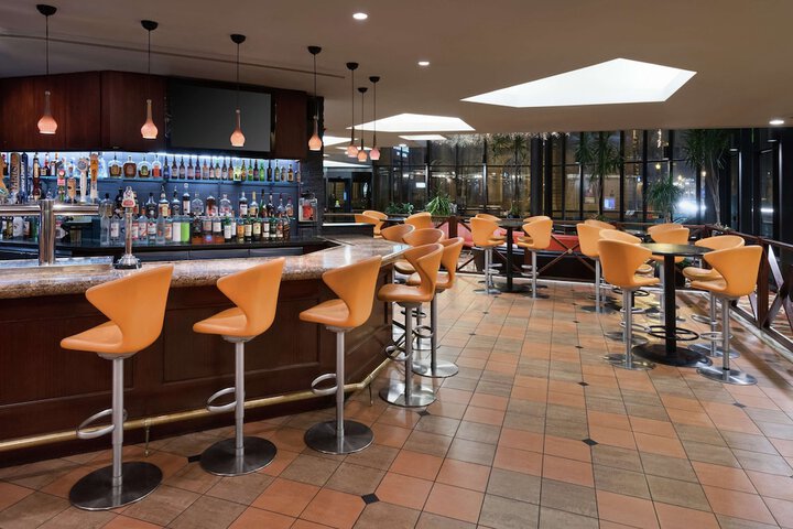 Lounge 62 of 66