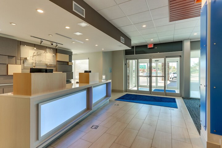 Holiday Inn Express & Suites Roanoke – Civic Center by IHG