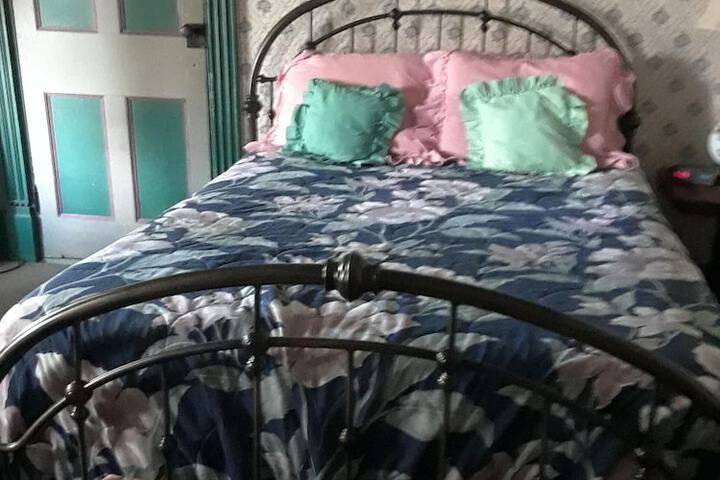 Room 13 of 36