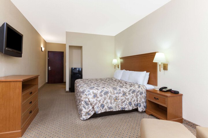 Room 9 of 12