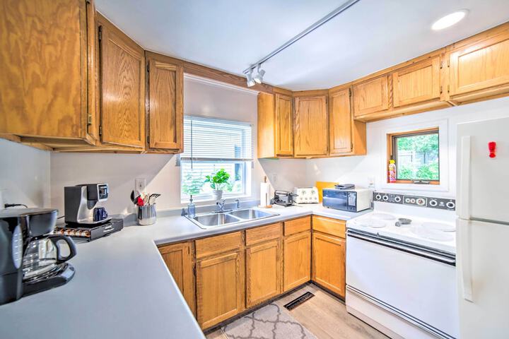 Cozy Ishpeming Cottage w / Lake & Park Views!