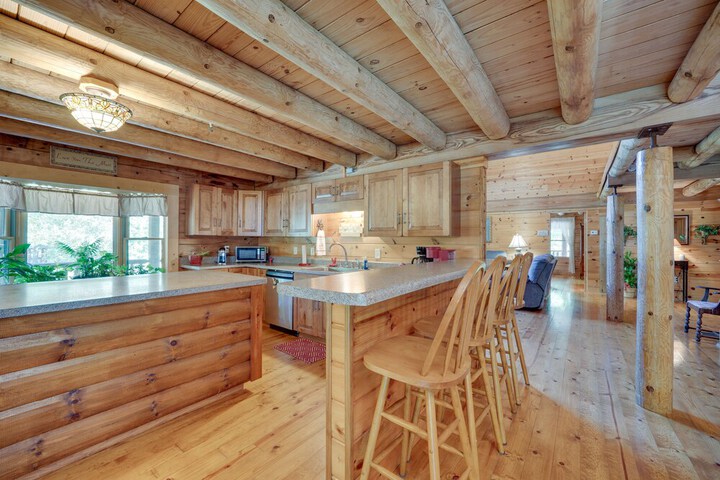 Secluded Broken Bow Cabin w / Fire Pit and Deck!