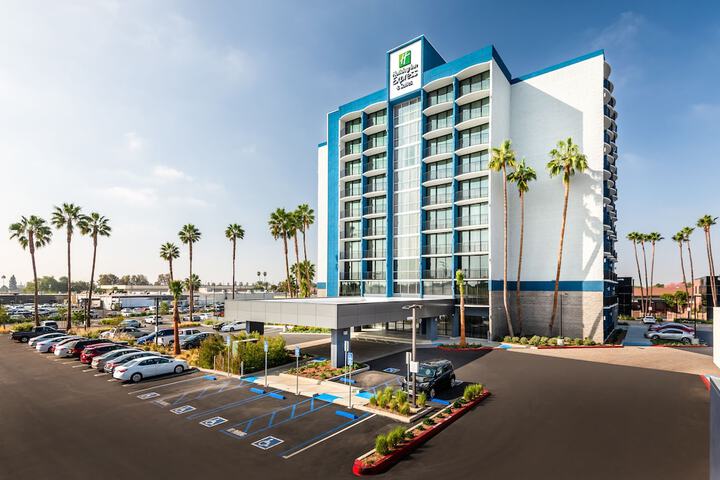 Holiday Inn Express & Suites Santa Ana - Orange County by IHG