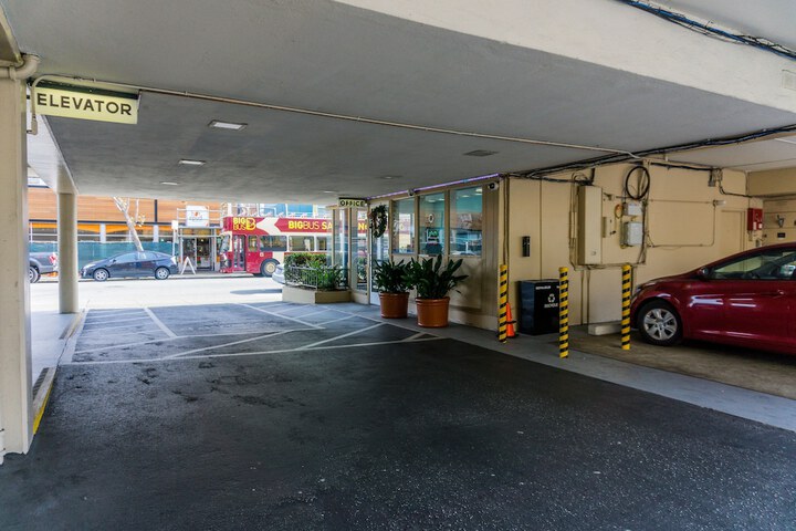 Hotel 4 of 143