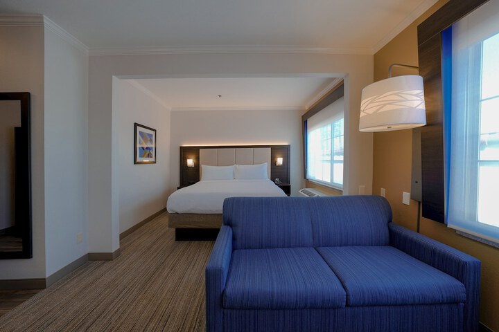 Room 27 of 65