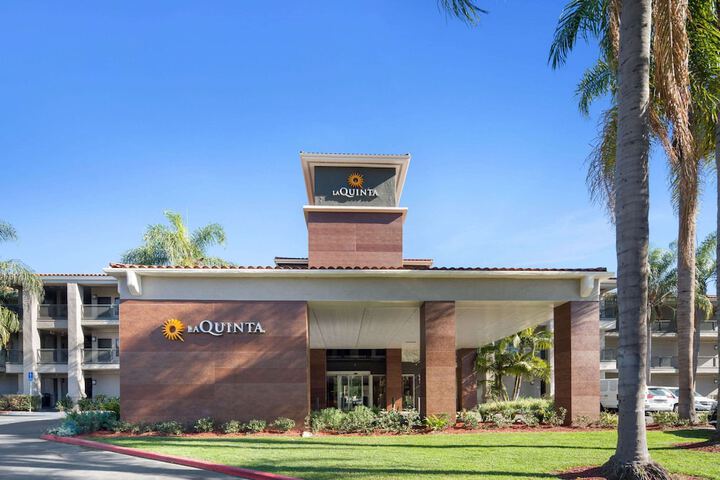 La Quinta Inn & Suites by Wyndham Orange County Airport