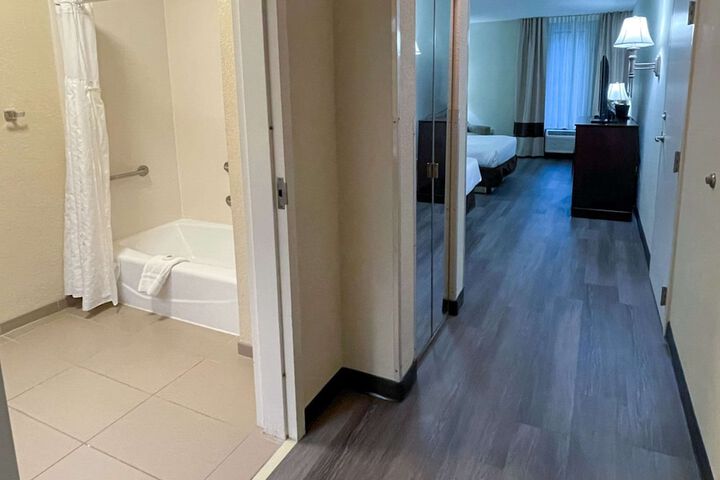 Room 37 of 141