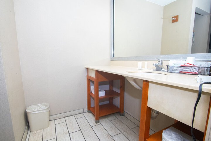 Room 17 of 27