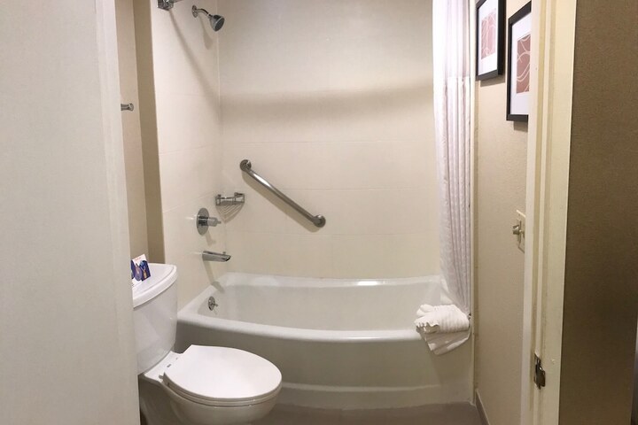 Room 17 of 136