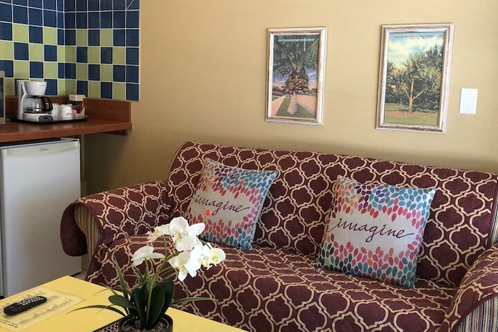 Lakeside Inn and Cafe