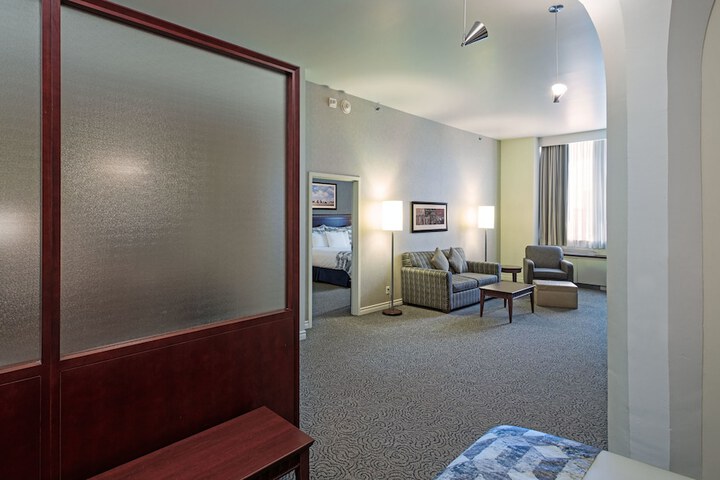Le Square Phillips Hotel & Suites