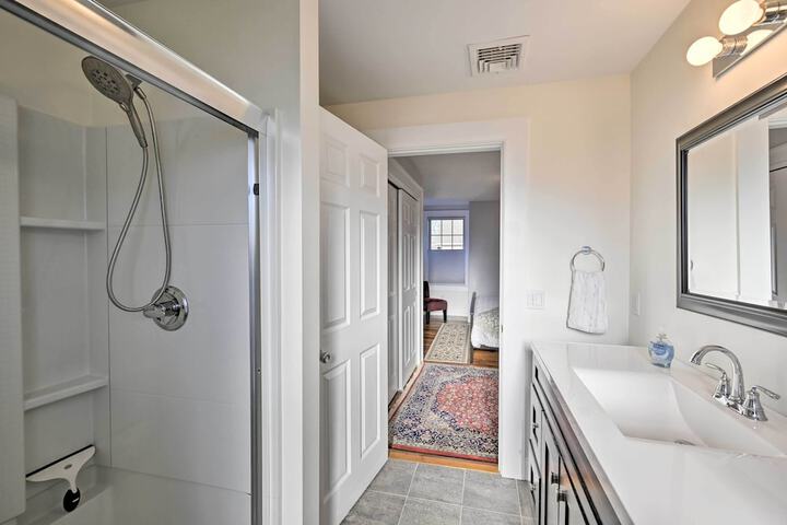 Bright Apartment - 1 / 2 Mi to Greenport Harbor!