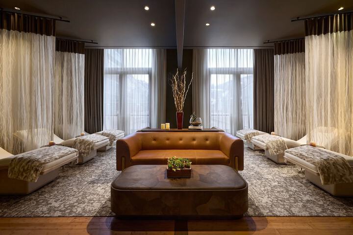 Lounge 69 of 87
