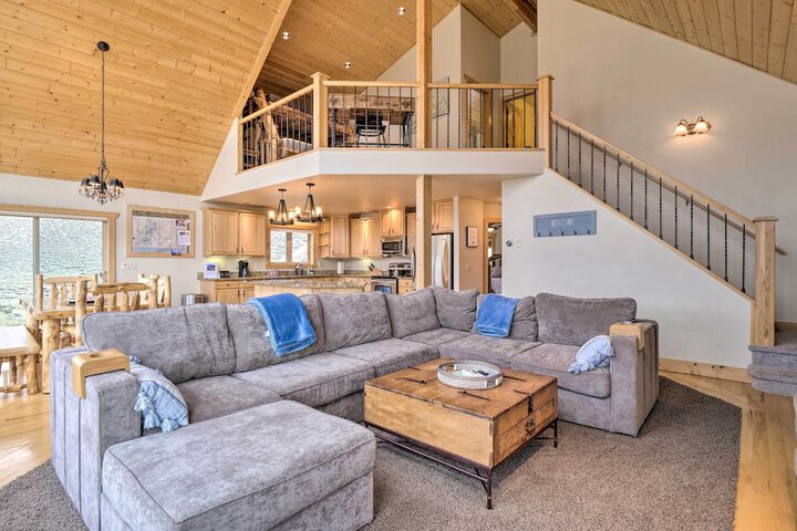 Breathtaking Views: Twin Lakes Retreat w / Deck