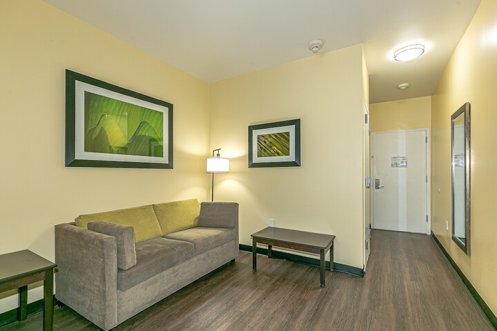 Room 6 of 25