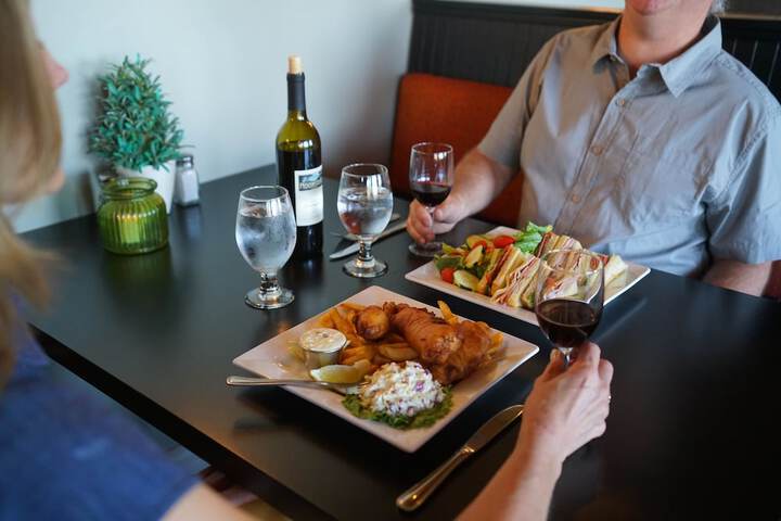 Dining 17 of 32