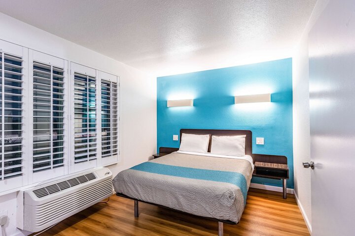 Room 9 of 37