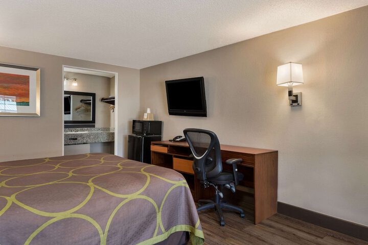 Room 21 of 34