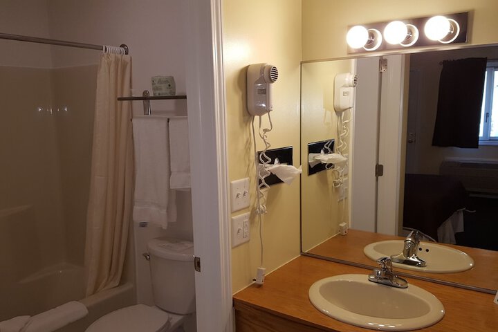 Captains Quarters Motel