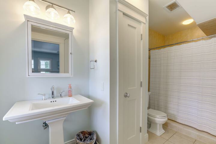 Spacious Avalon Beach House - 2 Blocks to Water!