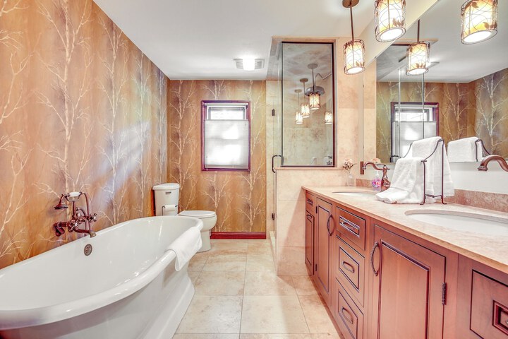Rhinelander Chain of Lakes Home w / River Dock!